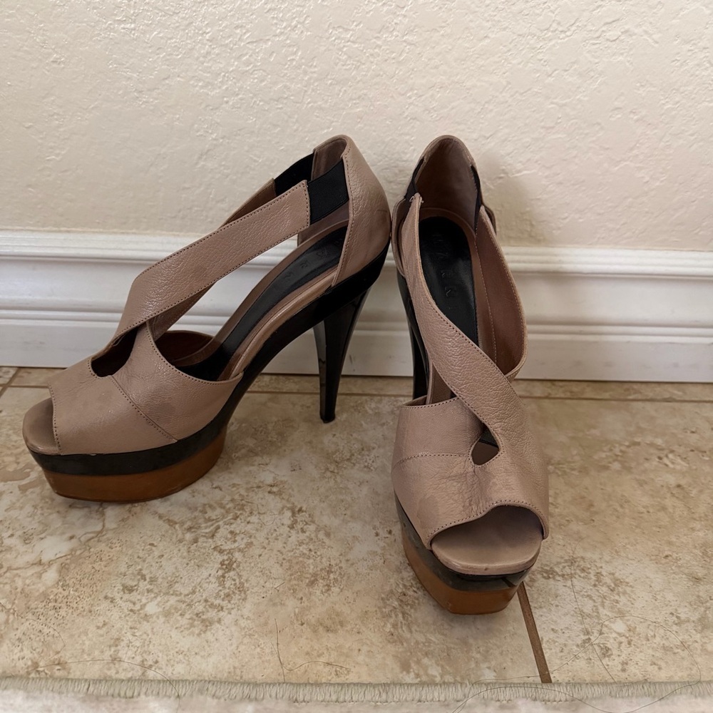Marni leather T-strap platform pumps neutral and black color block - Picture 5 of 11